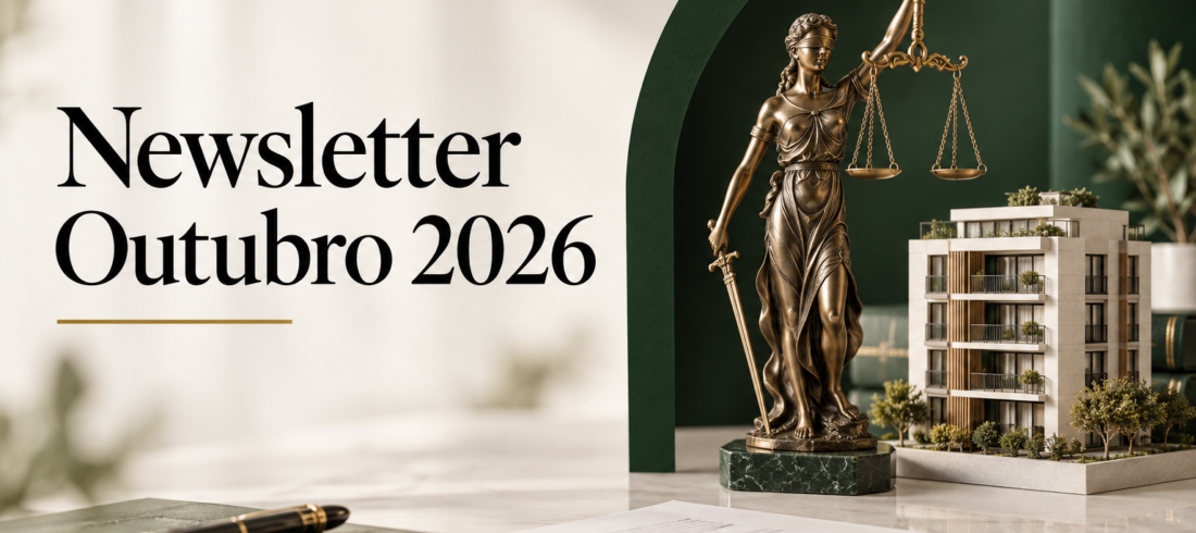Newsletter | Outubro 2026 Newsletter Outubro 2026: figura da Justiça e edifício residencial sobre uma mesa, em tons de verde e dourado