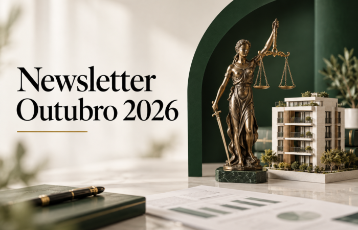 Newsletter Outubro 2026: figura da Justiça e edifício residencial sobre uma mesa, em tons de verde e dourado